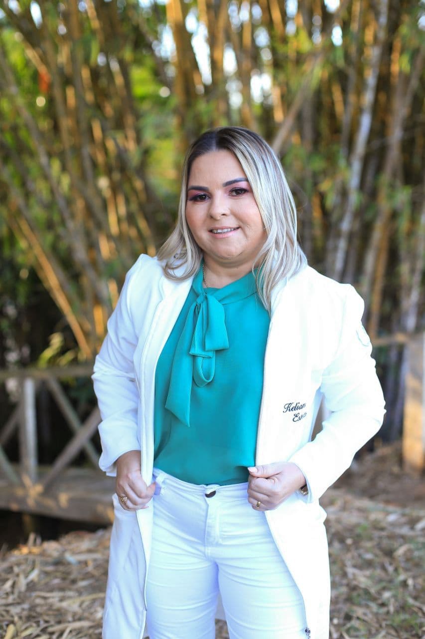 Keliane em traje profissional